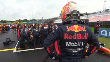 Verstappen ve cómo los mecánicos reparan su Red Bull antes de la salida del GP de Hungría 2020.