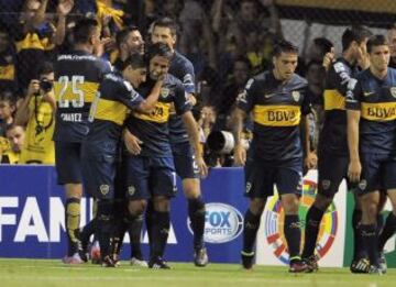 ugadores de Boca Juniors celebran su anotación ante Palestino.