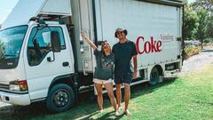 Paul Battenally y Clara Trindall ante su cami&oacute;n de Coca-Cola convertido en Camper. 