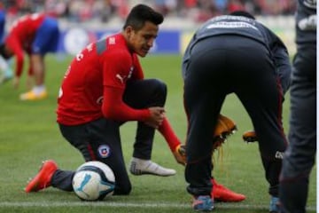 Alexis Sánchez probando los zapatos que mejor se ajusten a la cancha.