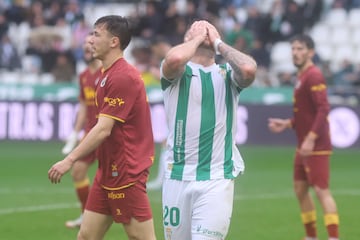 Antonio Casas fue el mejor del Crdoba en ataque y Sal qued muy marcado por la jugada del 1-0.