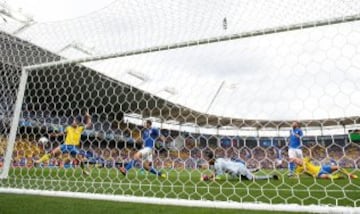 El jugador sueco falló un gol clarísimo a puerta vacía con el marcador en empate a cero, aunque el árbitro invalidó la jugada después por fuera de juego.