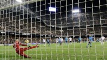 Diego Alves le par&oacute; el segundo penalti a Bacca. 