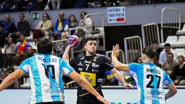 CASTELLÓN DE LA PLANA (COMUNIDAD VALENCIANA), 08/01/2025.- Jan Gurri (c) de la selección de España en acción ante Minguez de Argentina este miércoles, durante el partido del Torneo Internacional de España de balonmano entre las selecciones de España y Argentina, en Castellón de la Plana (Comunidad Valenciana). EFE/ Andreu Esteban