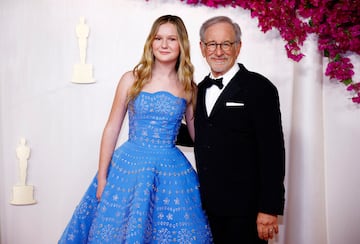 El director Steven Spielberg posa con su nieta.