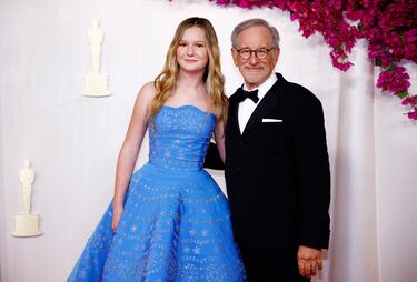 El director Steven Spielberg posa con su nieta.