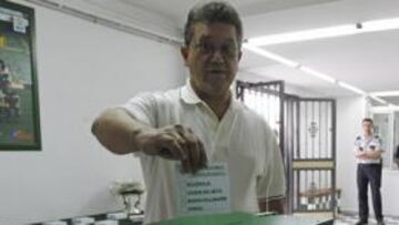 <b>VOTACIÓN. </b>Un bético introduce su papeleta en las oficinas sitas en la Puerta de Cristales.