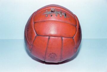 El balón, lo único imprescindible para el juego, se fabricaba en tiras de cuero cosidas a mano que rodeaban la cámara de caucho. Era duro como una roca y de tonos ocuros