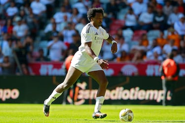 Edwin Congo durante el partido de Leyendas en entre el Real Madrid y el Fútbol Club Barcelona.