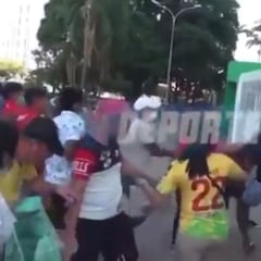 Rubilio Castillo y fans del Royal Pari de Bolivia pelean afuera de un estadio