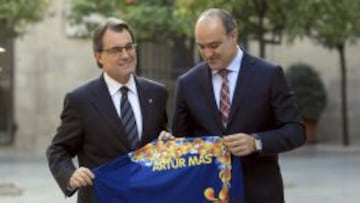  El presidente de la Generalitat de Catalunya, Artur Mas (i), sostiene junto al presidente de la Federaci&oacute;n Catalana de f&uacute;tbol, Andreu Subies, la camiseta que los jugadores catalanes lucir&aacute;n en el partido amistoso que enfrentar&aacute; a Catalu&ntilde;a con Nigeria el pr&oacute;ximo d&iacute;a 2 de enero en el estadio de Cornella-El Prat.