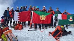 La expedici&oacute;n del pr&iacute;nicipe de Bahr&eacute;in Nasser bin Hamad Al Khalifa, en la cima del Manaslu, en el Himalaya.