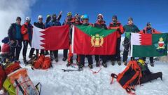 La expedici&oacute;n del pr&iacute;nicipe de Bahr&eacute;in Nasser bin Hamad Al Khalifa, en la cima del Manaslu, en el Himalaya.