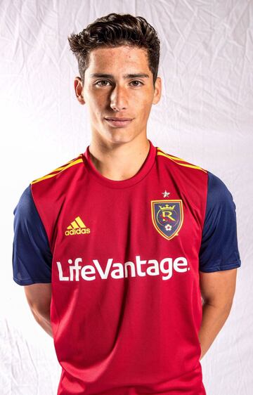 Soto juega para el Hannover de la Bundesliga, pero sus inicios futbolisticos los tuvo en la academia de Zions Bank Real y hasta el momento ha disputado 1,243 minutos con esta camiseta.
