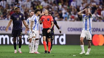 HOUSTON, TEXAS - JULY 04: Nicolas Otamendi of Argentina argues with Referee Andres Matonte during the CONMEBOL Copa America 2024 quarter-final match between Argentina and Ecuador at NRG Stadium on July 04, 2024 in Houston, Texas.   Omar Vega/Getty Images/AFP (Photo by Omar Vega / GETTY IMAGES NORTH AMERICA / Getty Images via AFP)