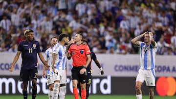 HOUSTON, TEXAS - JULY 04: Nicolas Otamendi of Argentina argues with Referee Andres Matonte during the CONMEBOL Copa America 2024 quarter-final match between Argentina and Ecuador at NRG Stadium on July 04, 2024 in Houston, Texas. Omar Vega/Getty Images/AFP (Photo by Omar Vega / GETTY IMAGES NORTH AMERICA / Getty Images via AFP)