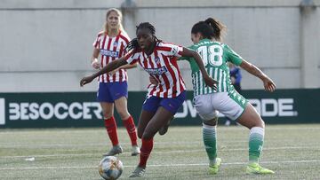 Jugadoras del Betis y del Atlético durante un partido de la Primera Iberdrola.