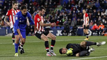 Lekue con Unai Sim&oacute;n ante el Getafe.