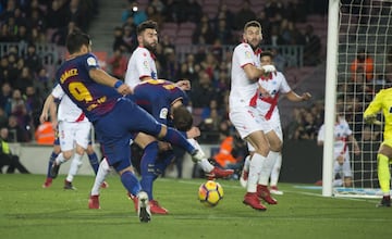 1-1. Luis Suárez scores after a great cross by Andrés Iniesta.