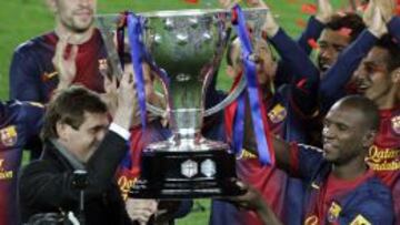 Tito Vilanova levanta el trofeo liguero junto a Abidal.