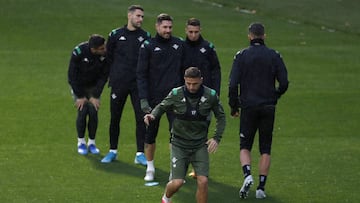 Joaqu&iacute;n, junto a otros jugadores del Betis.