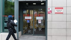 Una persona entra en una oficina del paro de Méndez Álvaro, a 3 de noviembre de 2023, en Madrid (España). El paro registrado en las oficinas de los servicios públicos de empleo subió en 36.936 personas en octubre en relación al mes anterior (+1,3%) lastrado, sobre todo, por el sector servicios, que concentró buena parte del incremento del desempleo por el fin de la temporada turística. Con la subida de octubre, se acumulan ya tres meses consecutivos de ascensos en el desempleo.
03 NOVIEMBRE 2023;MADRID;SEPE;OFICINA PARO;TEMPORADA TURÍSTICA;MES DE OCTUBRE
Gustavo Valiente / Europa Press
03/11/2023