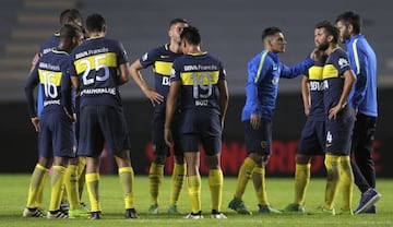 Los jugadores de Boca Juniors, decepcionados sobre el terreno de juego tras el empate sin goles en La Plata