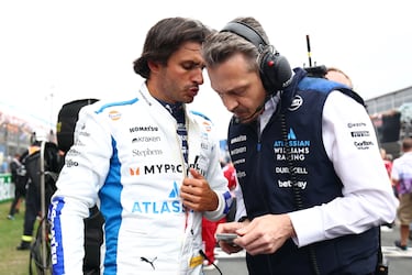 Carlos Sainz habla en la parrilla con su ingeniero antes del Gran Premio.