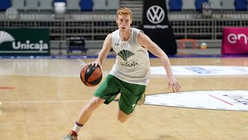 Alberto D&iacute;az entren&aacute;ndose con el Unicaja.  