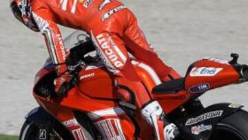 Stoner no pierde el hilo y supera con suficiencia a sus rivales