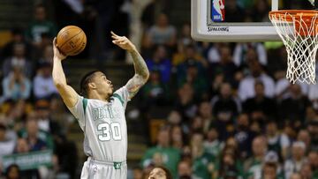 CJX01. BOSTON (EE.UU.), 12/04/2017.- El jugador de Bston Celtics Gerald Green (i) en acción ante Milwaukee Bucks hoy, miércoles 12 de abril de 2017, durante un partido de baloncesto de la NBA en el TD Garden de la ciudad de Boston (EE.UU.). EFE/CJ GUNTHER