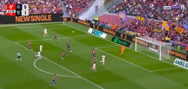 El jugador del Sevilla Djibril Sow marca de cabeza el 5-2 gracias a un centro de Oso. 