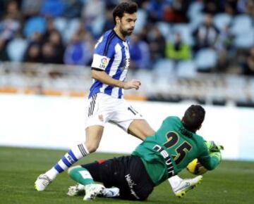 El portero del Rayo Vallecano Antonio Rodríguez "Toño" para el balón ante el centrocampista de la Real Sociedad, Xabi Prieto (i), durante el partido de la decimonovena jornada de Liga de Primera División.