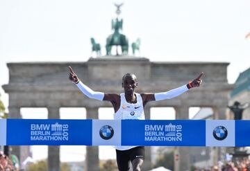 El keniano puso su nombre en la historia del Maratón al conseguir el récord mundial en Berlín tras dejar el crono parado en 2 horas, 1 minuto y 39 segundos.