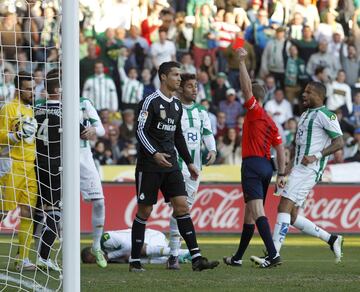Cristiano fue expulsado por roja directa durante el partido de Liga frente al C¨®rdoba por una agresi¨®n a Edimar y por un empuj¨®n a Crespo. Recibi¨® dos partidos de sanci¨®n por retirarse toc¨¢ndose el escudo de Campeones del Mundo, acci¨®n que se consider¨® de menosprecio hacia el rival.