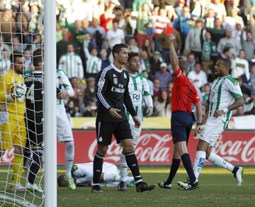 Cristiano fue expulsado por roja directa durante el partido de Liga frente al Córdoba por una agresión a Edimar y por un empujón a Crespo. Recibió dos partidos de sanción por retirarse tocándose el escudo de Campeones del Mundo, acción que se consideró de menosprecio hacia el rival. 