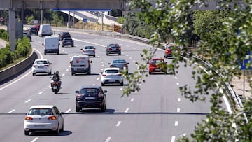 Decena y media de coches circulan a principios de junio por un tramo de la M-30, una de las principales v&iacute;as de circunvalaci&oacute;n de Madrid.