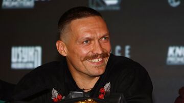 Oleksandr Usyk en la rueda de prensa de su combate ante Daniel Dubois.