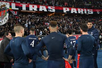 Los jugadores del conjunto parisino, con sus dos estrellas a la cabeza, se acercaron a la zona donde se encuentran los ultras en modo de agradecimiento tras la derrota ante el Bayern. 