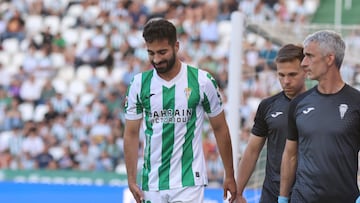 Alves sale del campo tras su lesión ante el Mirandés