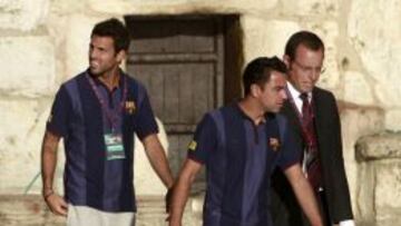 EN SEGUNDO PLANO. Fàbregas, detrás de Xavi y Rosell.