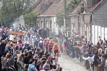El pelotón recorre un tramo adoquinado durante la 123.ª edición de la París-Roubaix.