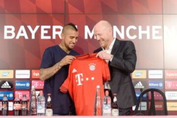 Matthias Sammer, director deportivo de Bayern Munich, le entrega su camiseta a Arturo Vidal.