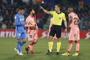 Messi y el árbitro Cuadra Fernández.