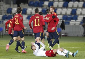 Los jugadores de España celebrando el gol de la victoria de Dani Olmo 