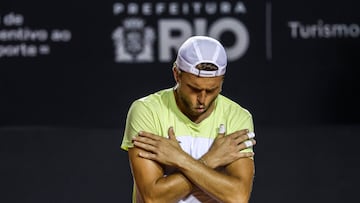 BRA01. RÍO DE JANEIRO (BRASIL), 18/02/25.- El tenista francés Alexandre Muller celebra la victoria este martes, en un partido del torneo Rio Open de Tenis ante el brasileño João Fonseca, en Río de Janeiro (Brasil). EFE/ Antonio Lacerda
