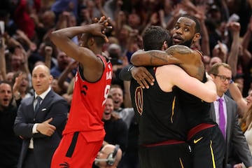 LeBron James y Kevin Love celebrando la victoria. 