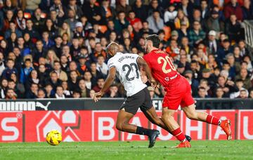 El Valencia reclamó penalti de Isaac por empujón a Foulquier.