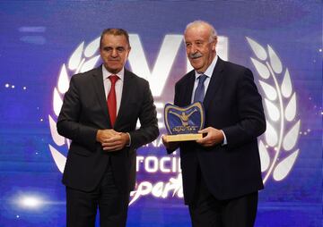 José Manuel Franco, presidente del CSD, con Vicente del Bosque, premio Promoción del Deporte para mayores.