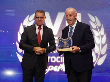 José Manuel Franco, presidente del CSD, con Vicente del Bosque, premio Promoción del Deporte para mayores.